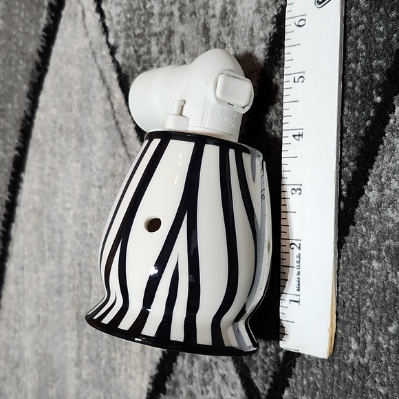SCENTSY ZEBRA PRINT MINI PLUG-IN WALL WAX WARMER NIGHT LIGHT - Picture 5 of 9